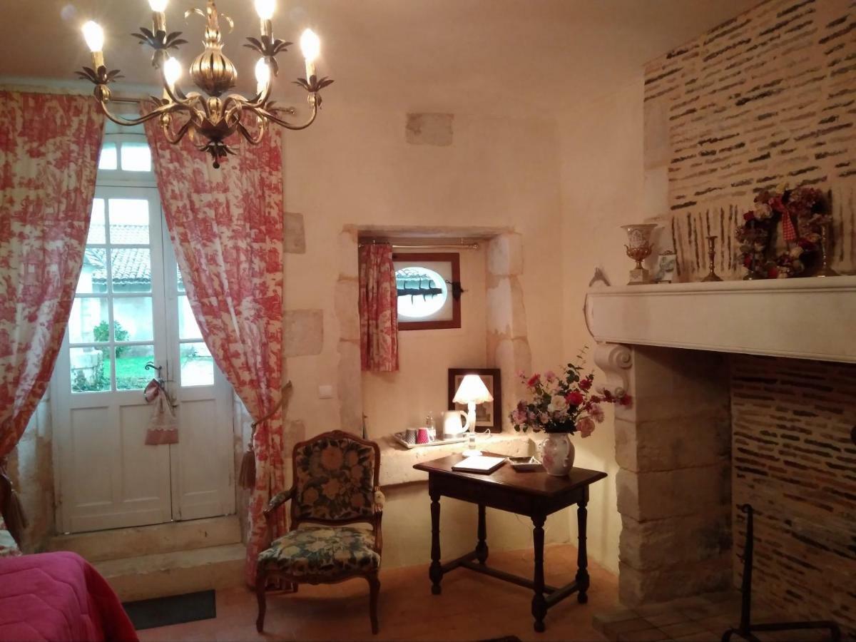 Chateau La Gentilhommiere Du Puits Notre-Dame 30 Rue De L'Eglise 24110 Saint Leon Sur L'Isle Ngoại thất bức ảnh